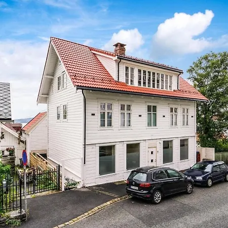 Beautiful 3 Centrally Located In Sandviken 아파트