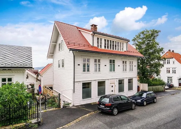 Beautiful 3 Centrally Located In Sandviken Apartamento