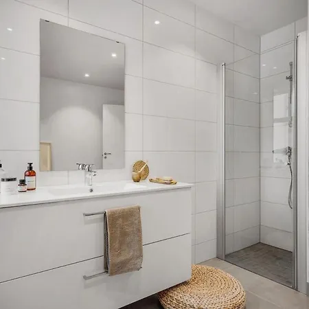 Beautiful 3 Centrally Located In Sandviken Apartament