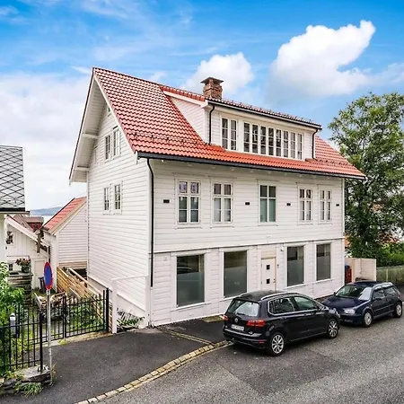 Beautiful 3 Centrally Located In Sandviken Apartament *