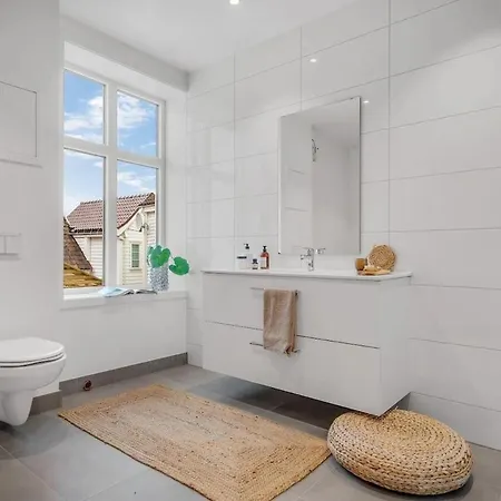 Beautiful 3 Centrally Located In Sandviken Apartament